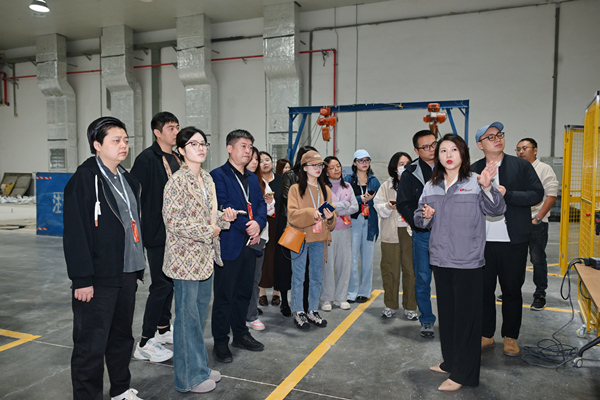 技術(shù)人員在生產(chǎn)車間為眾人介紹產(chǎn)品。主辦方供圖