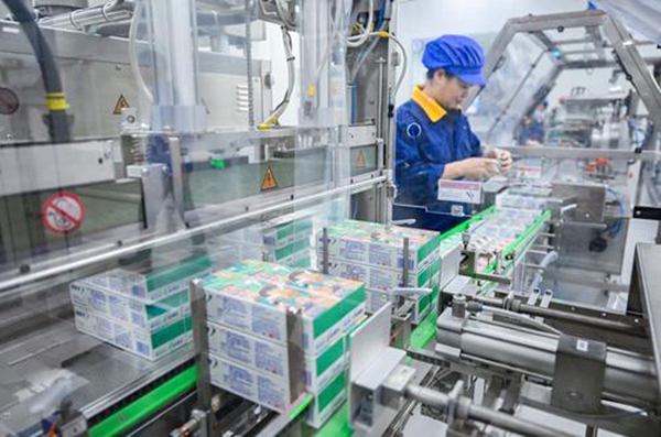 10月29日，位于江北區(qū)的登康口腔智能工廠，自動完成裝盒的牙膏下線。記者 張錦輝 攝/視覺重慶