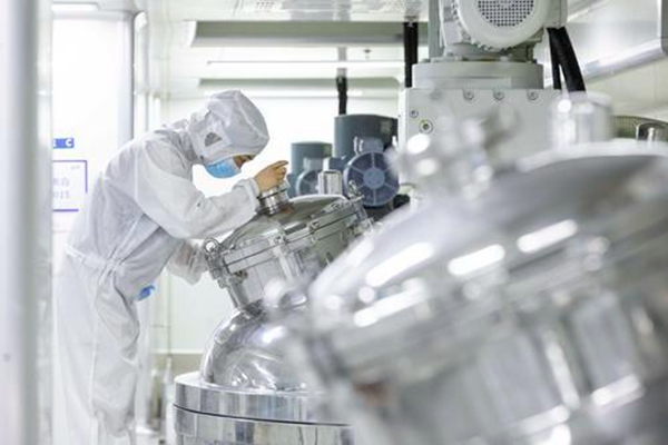 10月29日，位于江北區(qū)的登康口腔智能工廠，制膏工作人員透過觀察鏡查看全自動制膏主機(jī)實時生產(chǎn)情況。（登康口腔供圖）