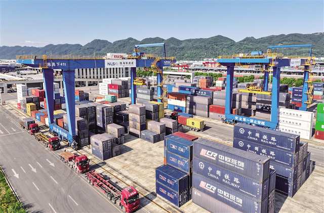 中國銀行重慶市分行充分發(fā)揮跨境金融優(yōu)勢(shì)，積極助力西部陸海新通道建設(shè) 郭普 攝/視覺重慶