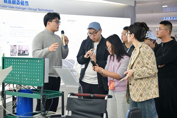 科研人員向媒體一行介紹鎂基固態(tài)儲(chǔ)氫技術(shù)。主辦方供圖
