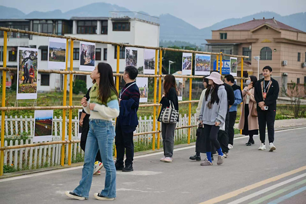 采訪團(tuán)調(diào)研路上。主辦方供圖
