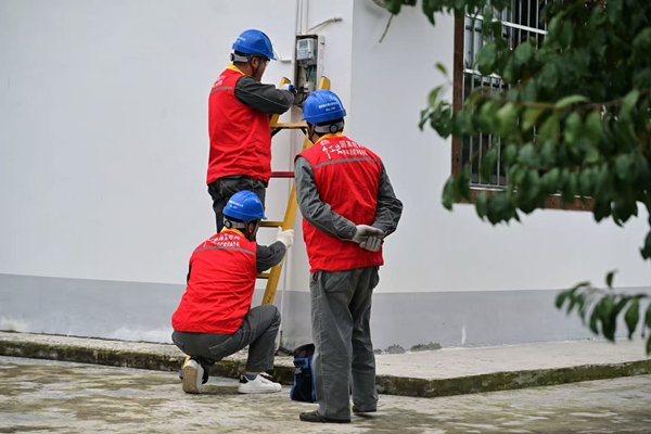 供電所工作人員正在為村民修繕電力問題。主辦方供圖