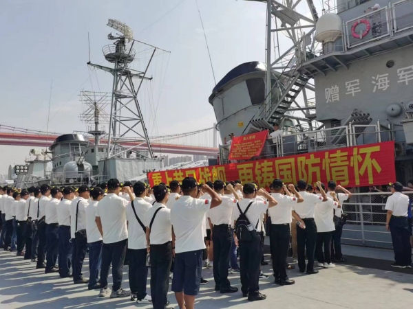 區(qū)退役軍人事務局聯(lián)動海軍原166艦退役官兵及軍屬開展“重上退役戰(zhàn)艦 再鑄國防情懷”活動。受訪者供圖