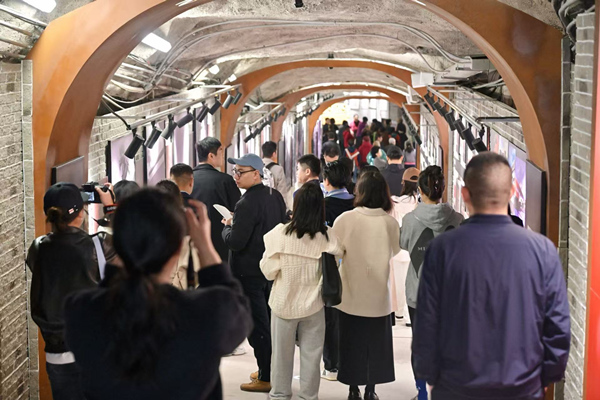 “青春華章·青春紅巖”網(wǎng)絡(luò)主題宣傳活動走進(jìn)重慶大學(xué)防空洞。主辦方供圖