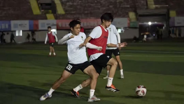 黔江白堊紀(jì)恐龍隊(duì)賽前訓(xùn)練。組委會(huì)供圖