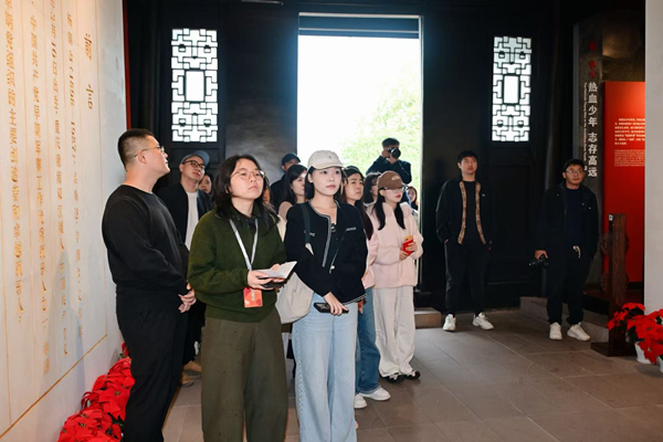 采訪團(tuán)參觀楊闇公烈士舊居。主辦方供圖