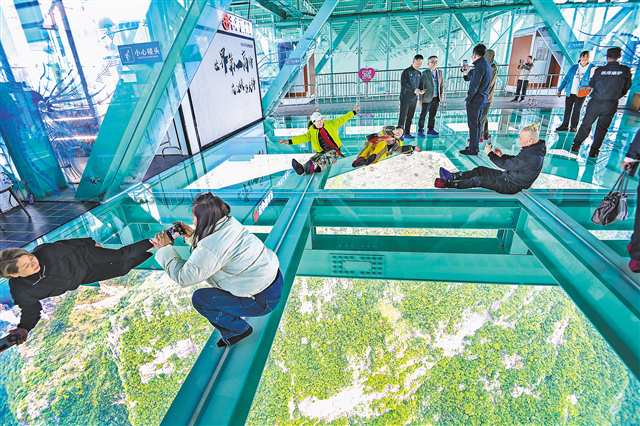 10月23日，眾多游客在花江峽谷大橋的觀光通道體驗打卡。 記者 鄭宇 攝/視覺重慶