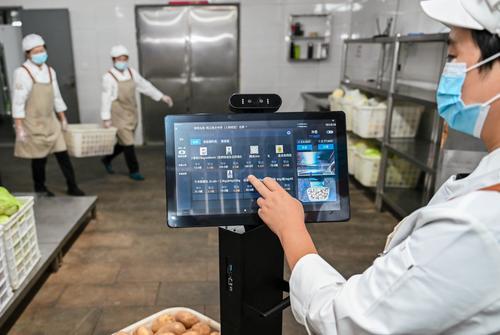 10月29日，位于兩江新區(qū)的兩江育才中學(xué)校，工作人員通過“AI+校園餐智管”平臺(tái)配套的智能秤對(duì)食材進(jìn)行驗(yàn)收。記者 張錦輝 攝/視覺重慶