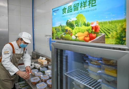 10月29日，位于兩江新區(qū)的兩江育才中學(xué)校，工作人員在午餐留樣盒上粘貼食品留樣標(biāo)簽。記者 張錦輝 攝/視覺重慶