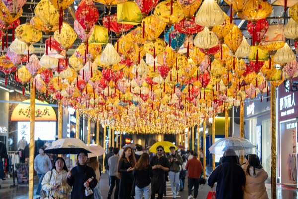 重慶熙街夜間消費(fèi)場(chǎng)景。重慶熙街供圖