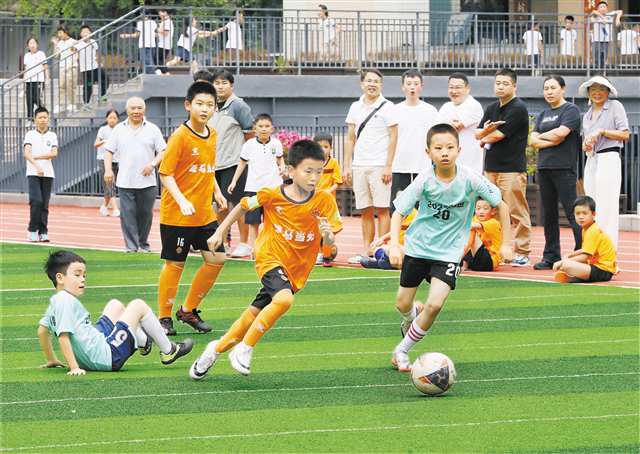 十月九日，沙坪壩區(qū)樹人小學班級足球賽現(xiàn)場，雙方隊員激烈拼搶。 通訊員 郭晉 攝\視覺重慶