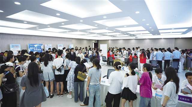 市藥品不良反應(yīng)監(jiān)測(cè)中心在重慶醫(yī)科大學(xué)舉辦2025年“全國(guó)藥品安全宣傳周——攜手共建藥品安全防線”進(jìn)校園活動(dòng)