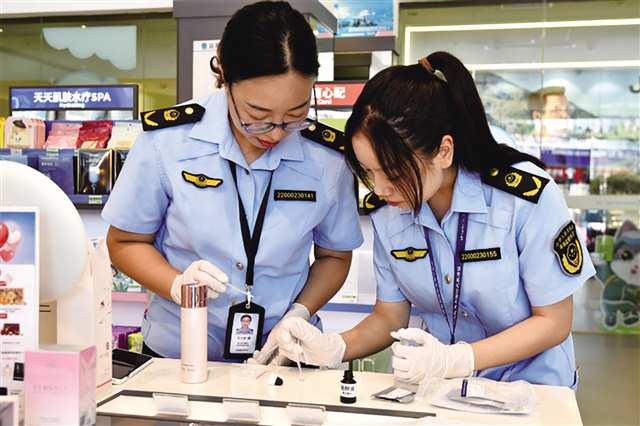 執(zhí)法人員開(kāi)展化妝品快速檢測(cè)。圖片由市藥監(jiān)局提供