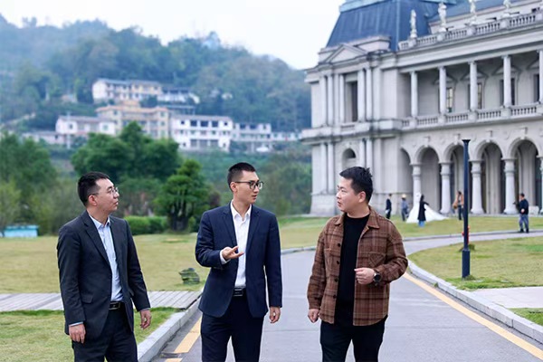 農(nóng)行團(tuán)隊(duì)進(jìn)行專項(xiàng)對(duì)接。向詩(shī)佳攝