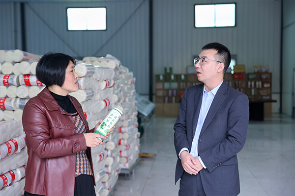 農(nóng)行工作人員一對(duì)一了解企業(yè)需求。向詩(shī)佳攝