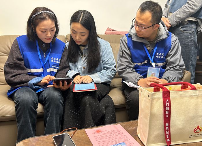 調(diào)查員走進(jìn)居民戶家中進(jìn)行人口抽樣調(diào)查。記者 夏元攝