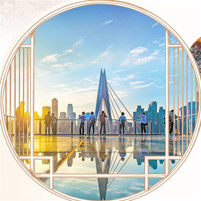 南岸區(qū)龍門浩老街，游客在美景中打卡。記者 齊嵐森 攝/視覺(jué)重慶