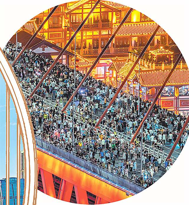 重大節(jié)假日期間車輛禁行讓千廝門大橋成為“超級(jí)觀景平臺(tái)”，重慶也因此被網(wǎng)友稱為“最寵粉城市”。 特約攝影 張坤琨/視覺(jué)重慶