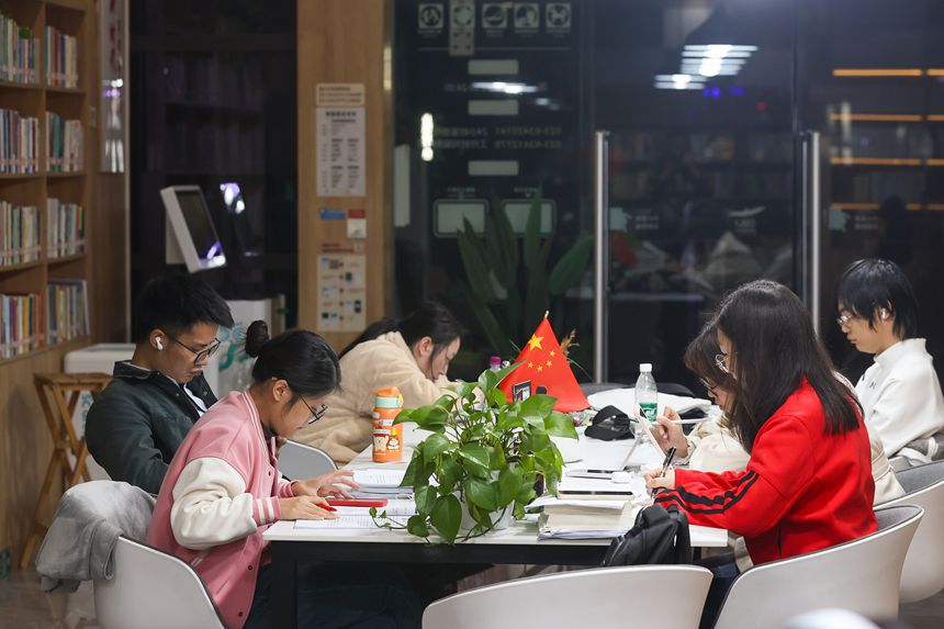 11月3日，兩江新區(qū)渝興廣場24小時城市智慧書房，不少市民正在書房內(nèi)閱讀、自習(xí)。記者 尹詩語 攝