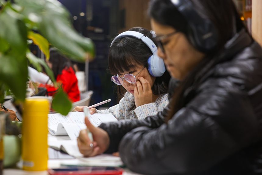 11月3日，兩江新區(qū)渝興廣場24小時城市智慧書房，不少市民正在書房內(nèi)閱讀、自習(xí)。記者 尹詩語 攝