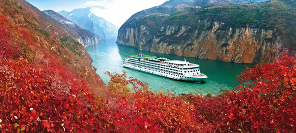 正在長江三峽行駛的黃金游輪。重慶文旅集團供圖