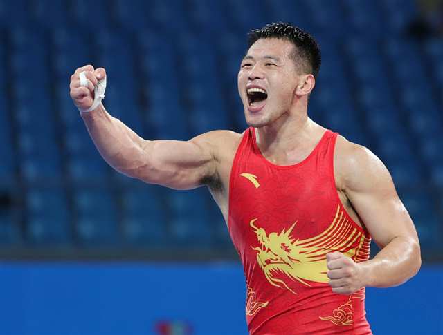 11月13日，重慶隊選手李一鳴在賽后慶祝奪冠。新華社記者 李然 攝