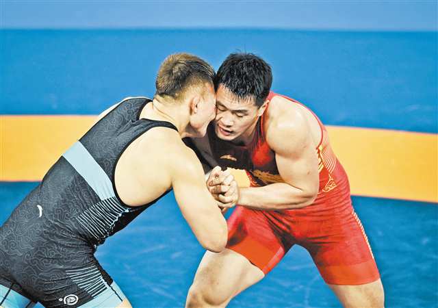 十一月十三日，廣東清遠體育中心體育館，摔跤男子古典式九十七公斤級決賽現(xiàn)場，重慶運動員李一鳴（紅）正在比賽中。首席記者 龍帆 攝\視覺重慶