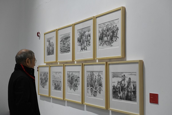 市民觀看展覽。周小平攝