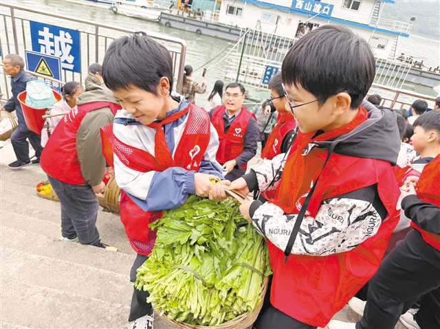 近日，忠縣中學(xué)的學(xué)生幫菜農(nóng)搬菜。（受訪者供圖）