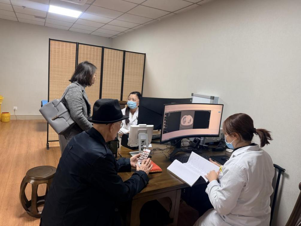 (圖為重慶市中醫(yī)院徐萍利與重醫(yī)附一院楊麗聯(lián)合看診。)