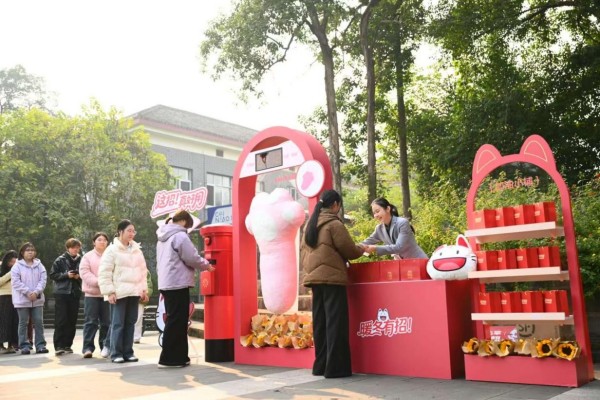 大學(xué)生志愿者參與公益活動。招商銀行重慶分行供圖