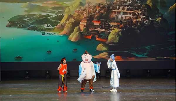 人偶劇《哪吒之馬路頑童》展演現(xiàn)場。人保財(cái)險(xiǎn)重慶分公司供圖