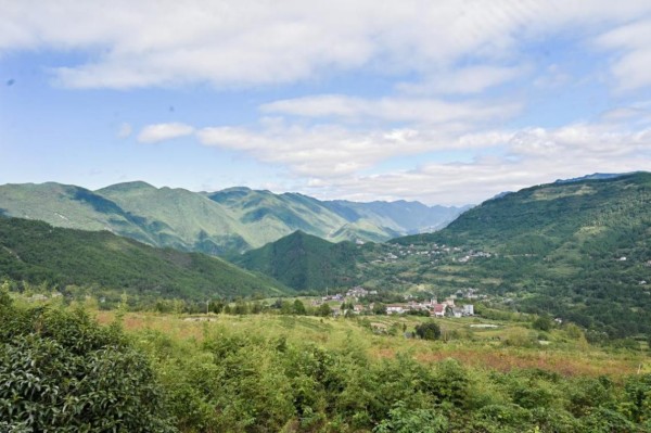 重慶豐都南天湖旁的崇山峻嶺，在當(dāng)?shù)剜]儲銀行支持下，從昔日的荒山坡，成為融合科技農(nóng)業(yè)與生態(tài)觀光的鄉(xiāng)村振興示范點。郵儲銀行重慶分行供圖