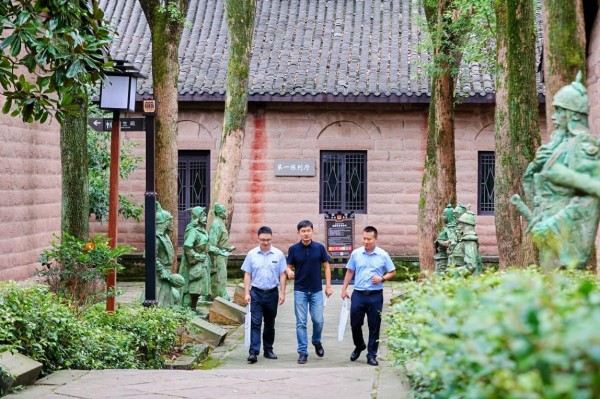 郵儲銀行工作人員走訪調(diào)研釣魚城景區(qū)并與相關(guān)負(fù)責(zé)人交談。郵儲銀行重慶分行供圖