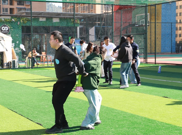 活動現(xiàn)場嘉賓進(jìn)行互動游戲。共青團(tuán)酉陽縣委供圖