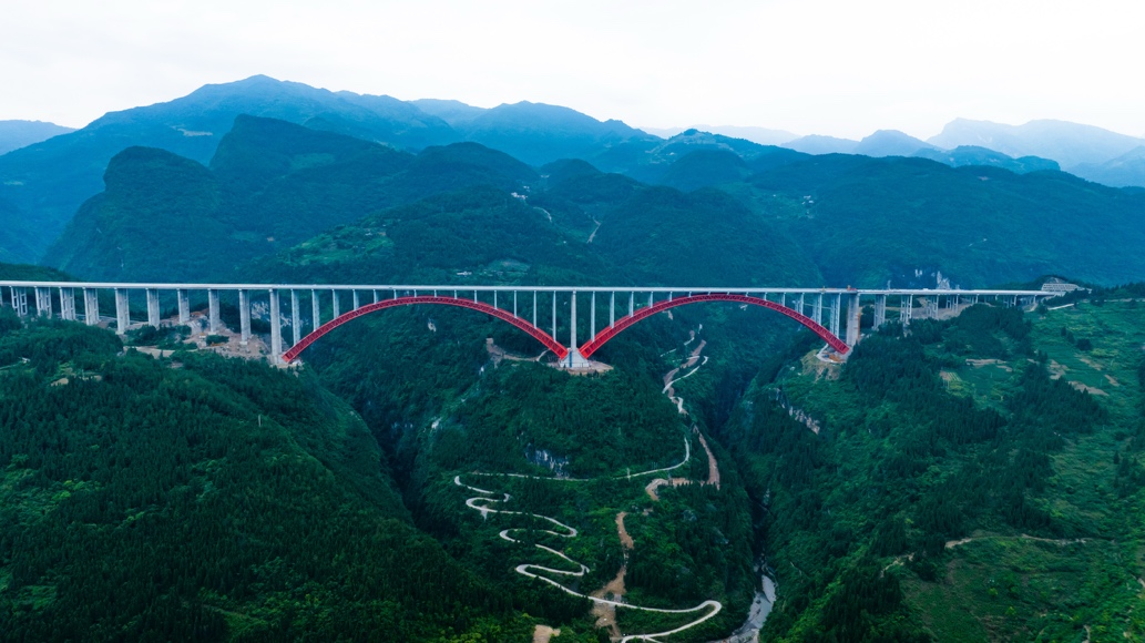渝湘復(fù)線高速雙堡特大橋。重慶高速集團(tuán)供圖