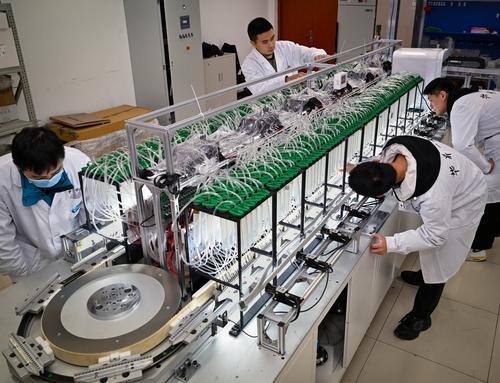 近日，位于兩江新區(qū)的中科計算技術(shù)西部研究院，實驗人員正在調(diào)試DNA活字存儲噴墨打印機“畢昇一號”樣機。記者 張錦輝 攝/視覺重慶