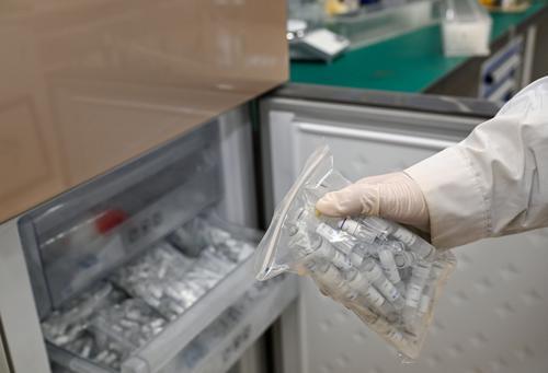 近日，位于兩江新區(qū)的中科計算技術(shù)西部研究院，實驗人員將裝有打印完成的液體“成品”DNA小試探放入冰箱冷凍。記者 張錦輝 攝/視覺重慶